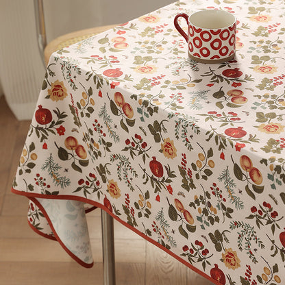 Beschichtete Tischdecke im Landhausstil mit botanischem Print und feinem Saum Brehn