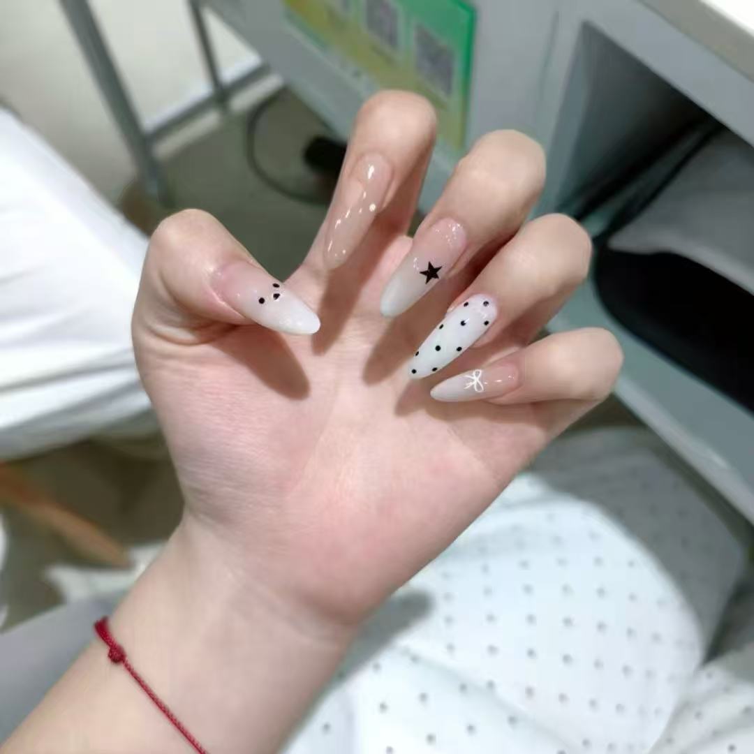 Künstlerisches Press-On-Nagelset mit Stern- und Punktemustern Brehn