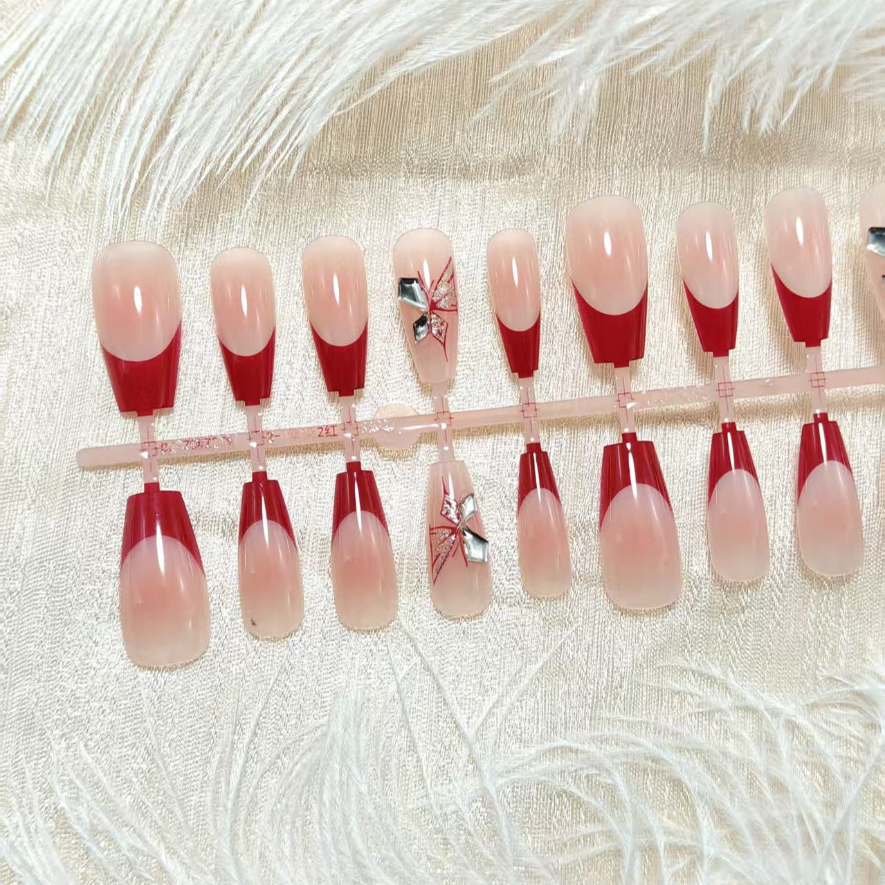 Kunstnägel mit Elegantem Blüten-Design und Glitzerakzenten Brehn