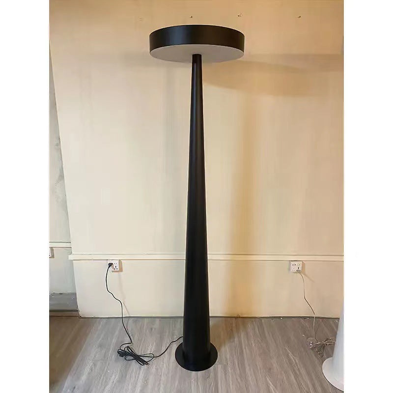 Moderne Minimalistische Stehlampe mit integriertem Tisch