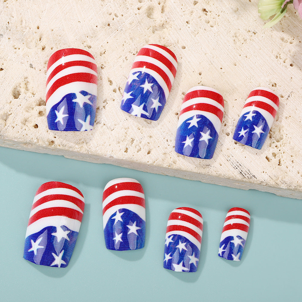 Kunstnägel im patriotischen Stars and Stripes Design Brehn