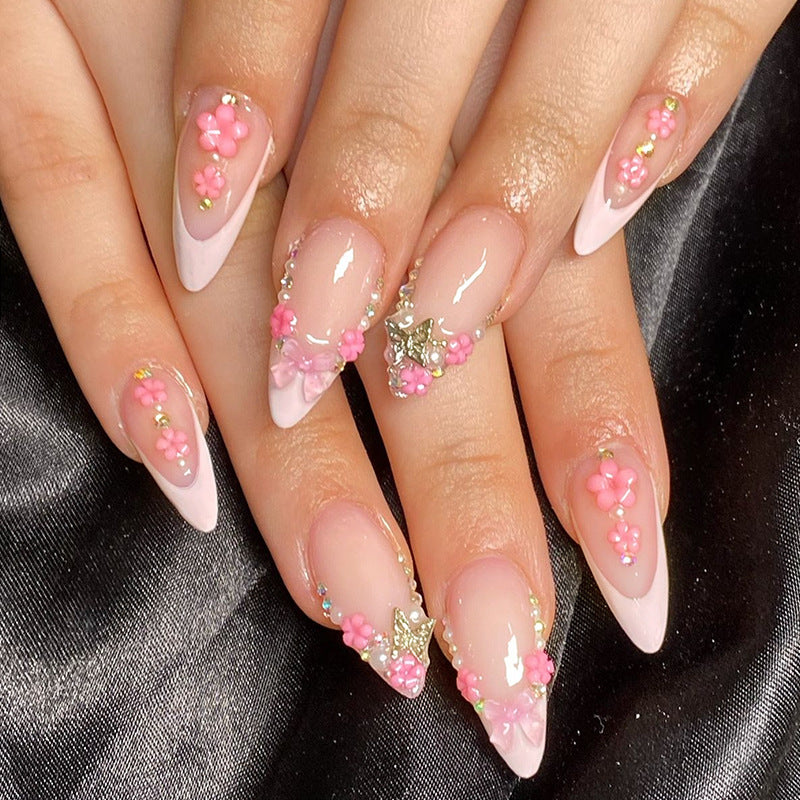 Kreatives Kunstnagelset mit verspielten Blüten- und Glitzerakzenten Brehn