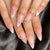 Kreatives Kunstnagelset mit verspielten Blüten- und Glitzerakzenten Brehn