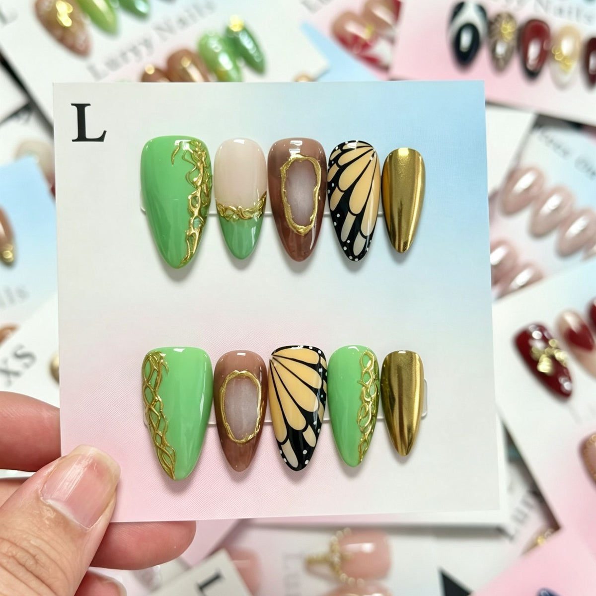 Künstlerisches Press-On-Nagelset mit luxuriösen Blumen- und Golddesigns