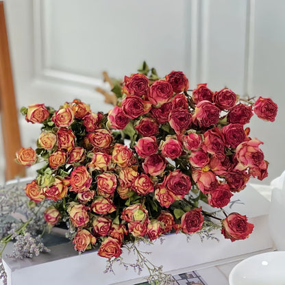 Trockenblumen-Rosenstrauß mit botanischem Füllmaterial