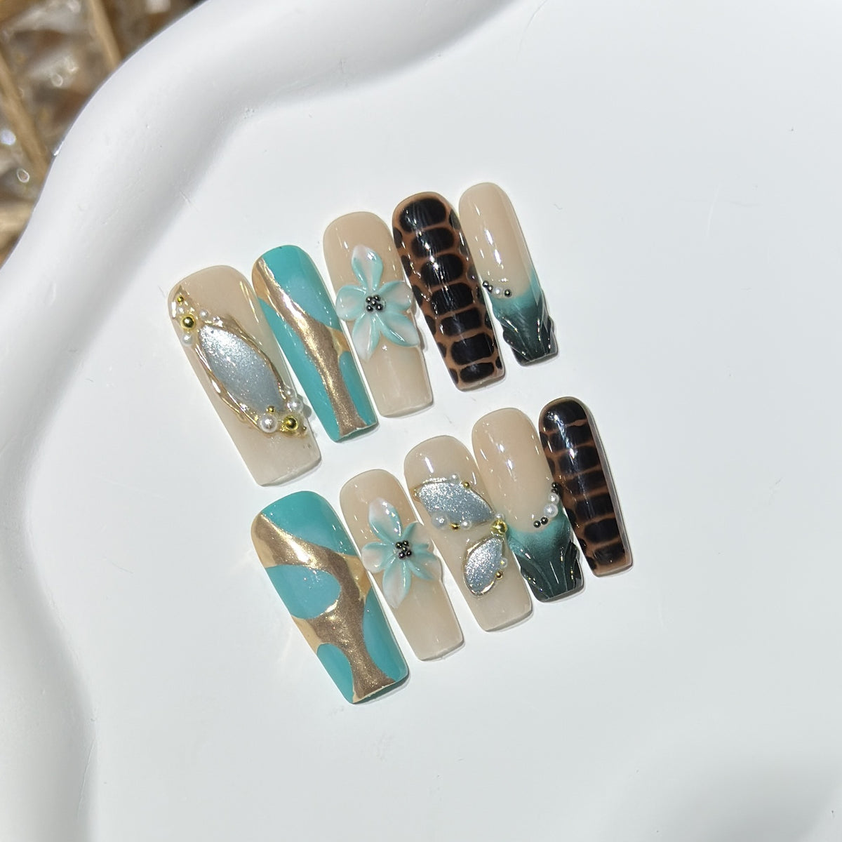Künstlerisches Press-On Nagelkunstset mit floralen und geometrischen Designs Brehn