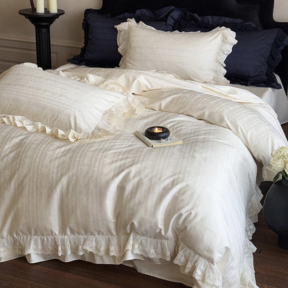 Elegantes Bettwäscheset mit Rüschenvolant, feiner Jacquardstruktur und Spitzenbesatz
