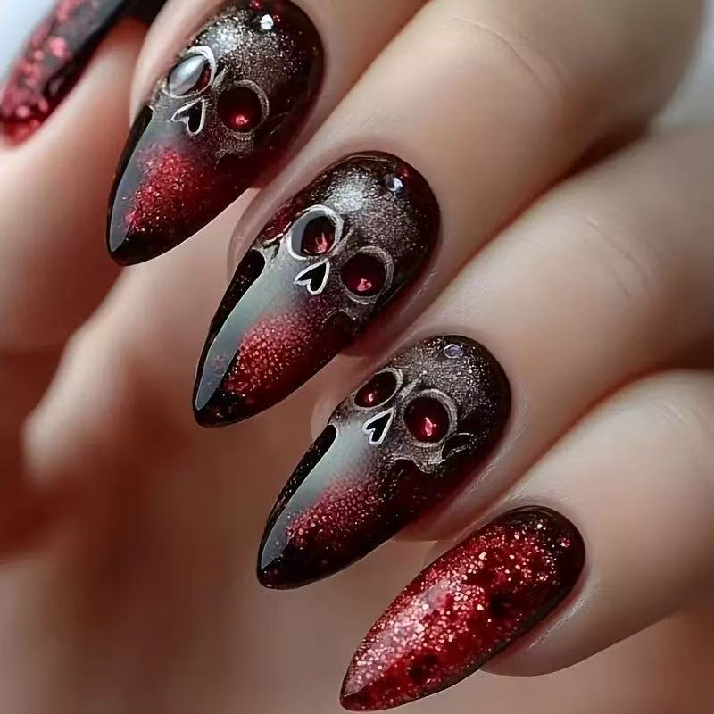 Kunstnagelset mit schaurigem Totenkopf-Design Brehn