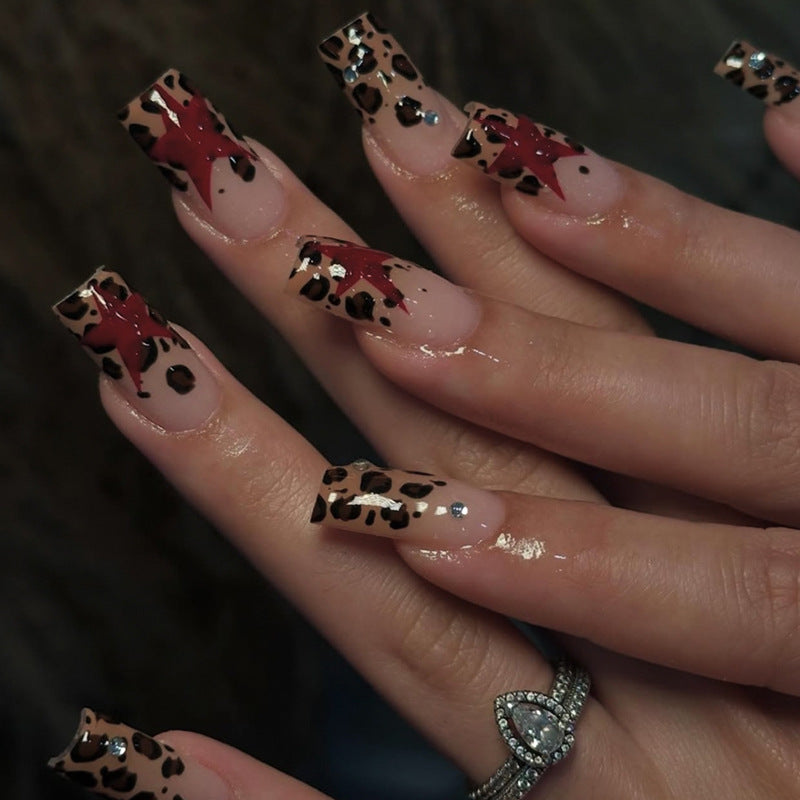 Kunstnagelset mit aufregendem Leoparden-Muster und glamourösen Akzenten Brehn