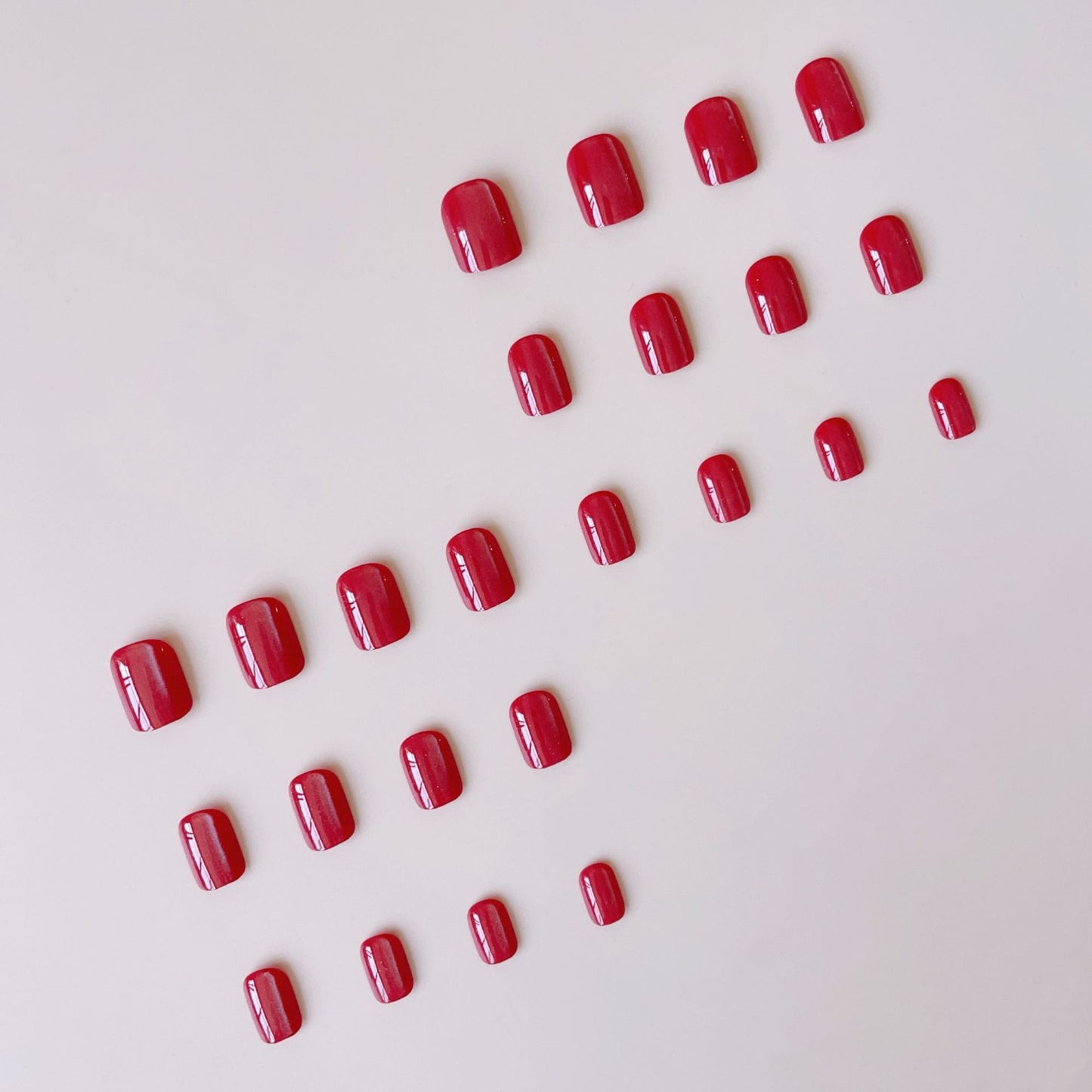 Kunstnagelset mit glänzendem Bordeaux-Finish Brehn