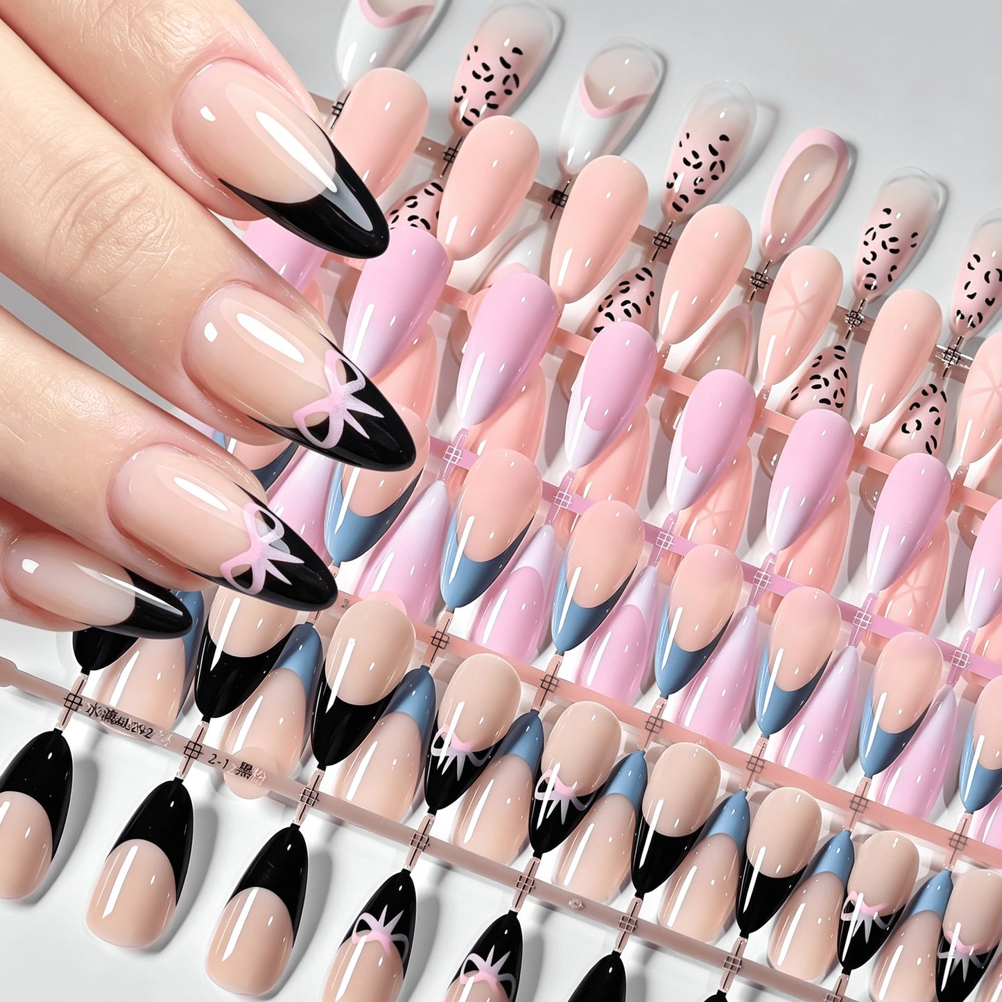 Abnehmbares Press-On-Nagel-Set mit dekorativen Designs Brehn