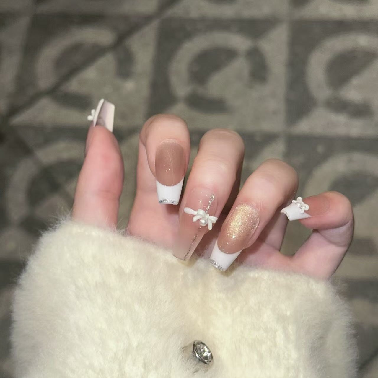 Elegantes wiederverwendbares Press-On-Nagelkunst-Set mit Perlen- und Glitzerakzenten Brehn
