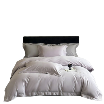 Luxuriöse Baumwollsatin-Bettgarnitur mit Monogramm-Stickerei und feiner Paspel