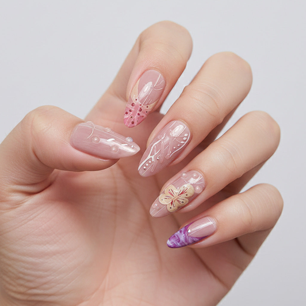 Künstlerisches floral Press-on Nageldesign Brehn