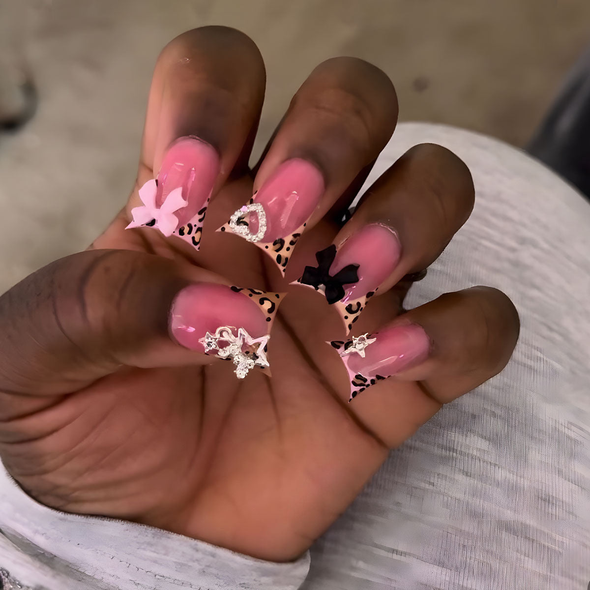 Dekoratives thematisches Press-On-Nagelset Brehn