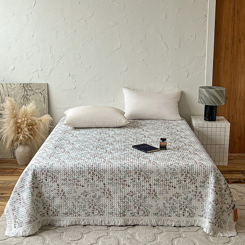 Gesteppte Bettdecke mit Rüsche und Miniblumenmuster