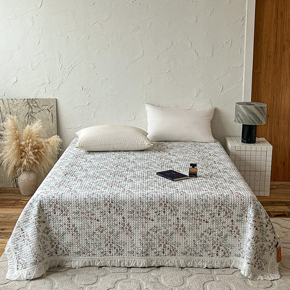 Gesteppte Bettdecke mit Rüsche und Miniblumenmuster