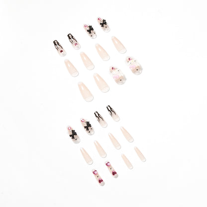 Kunstvolle Nagelverlängerungen mit Hello Kitty und floralen Akzenten Brehn