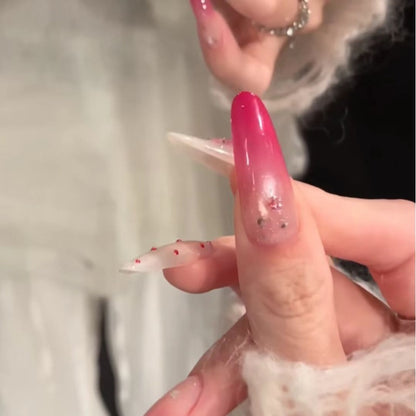 Künstlerische Gradient-Nagelerweiterungen mit dekorativen Akzenten
