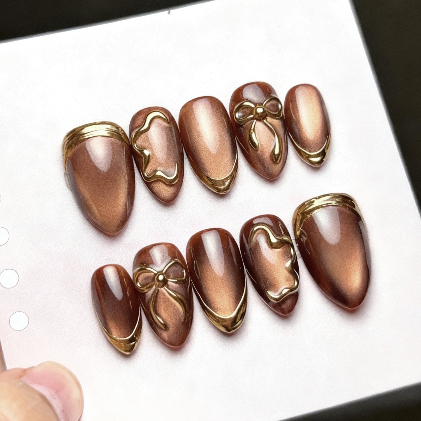 Elegante Kunstnägel mit Goldakzenten Brehn
