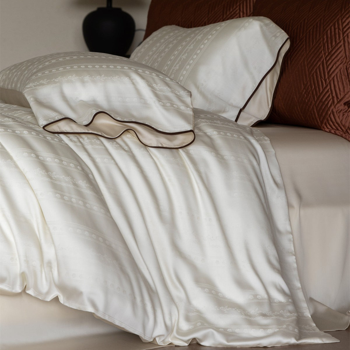 Luxuriöser Jacquard-Satin Bettwäsche Set mit gewelltem Piping