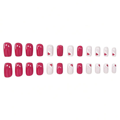 Herz-verzierte Nagelkunst-Verfeinerungen Brehn