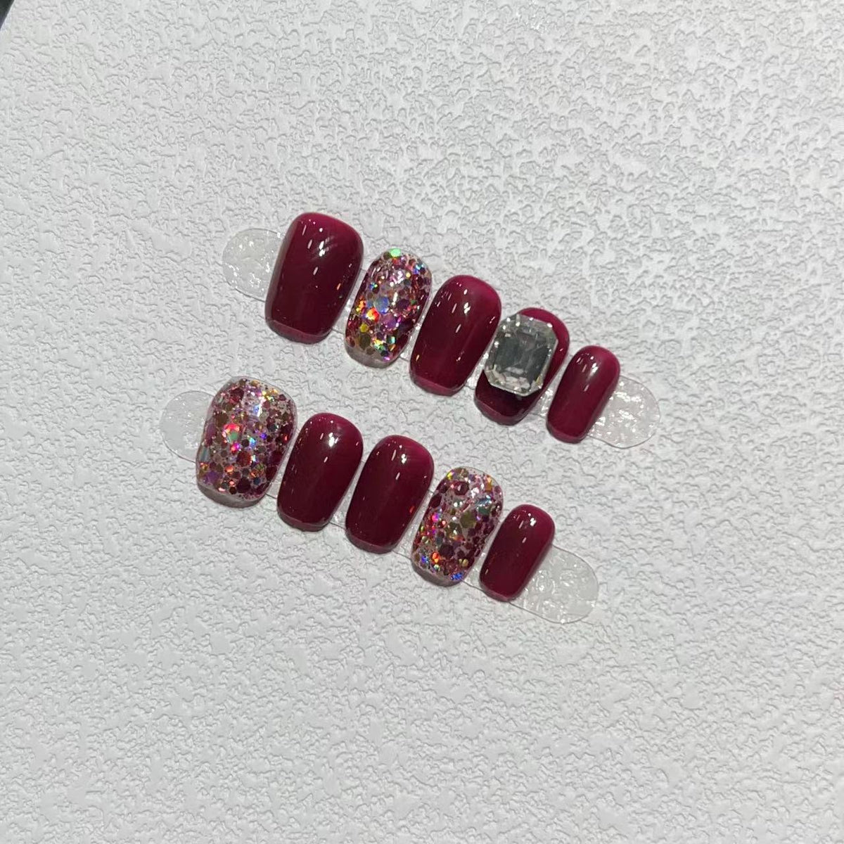 Elegantes Press-On Nail Art Set mit Edelstein-Akzenten Brehn