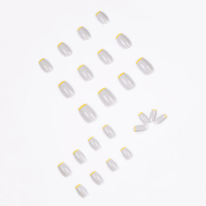 Kunstvolle Nagelverlängerungen mit modernem French-Tip Design Brehn