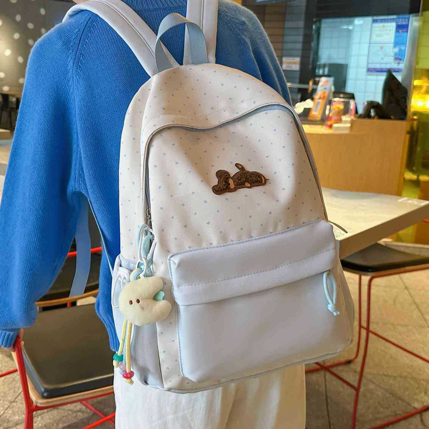 Verspielter gepunkteter animierter Rucksack Brehn