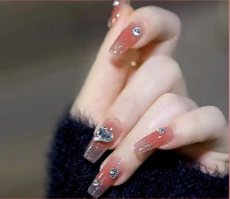 Elegante Nail Art mit Glitzer und Strass Brehn