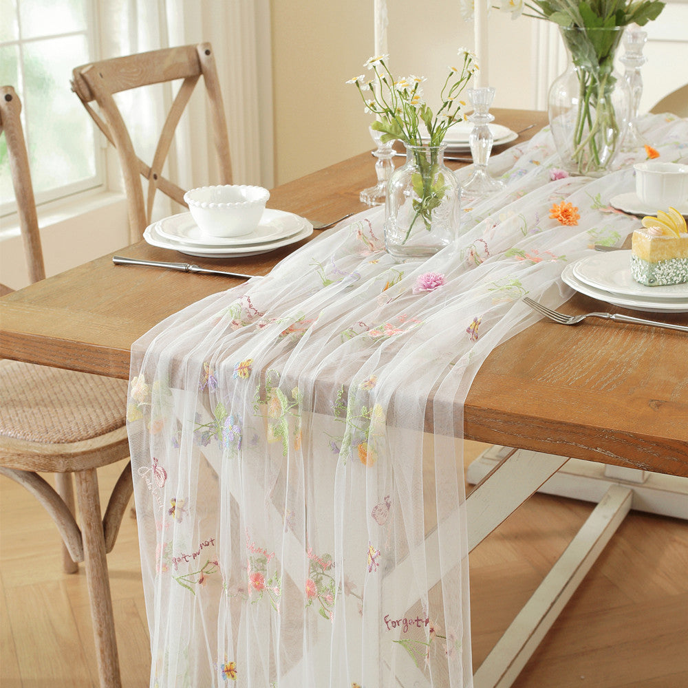 Bestickter Organza Tischläufer