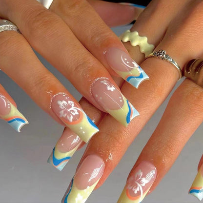 Kunstvolle Nagelkunst mit floralen Akzenten und kreativen Farbschichten Brehn