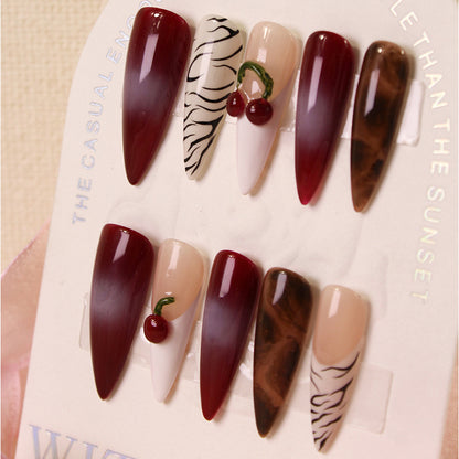 Kunstnagelset mit modernen Designs und kreativen Akzenten Brehn