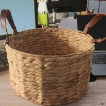 Geflochtener Aufbewahrungskorb mit Ledergriffen