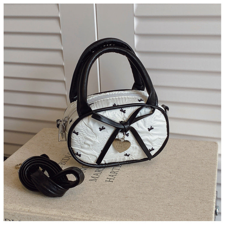 Gepolsterte Mini-Handtasche mit Herzdetail Brehn