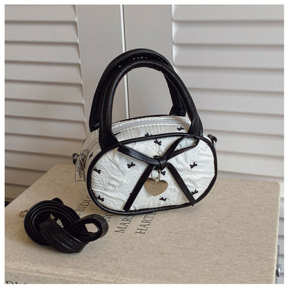 Gepolsterte Mini-Handtasche mit Herzdetail Brehn