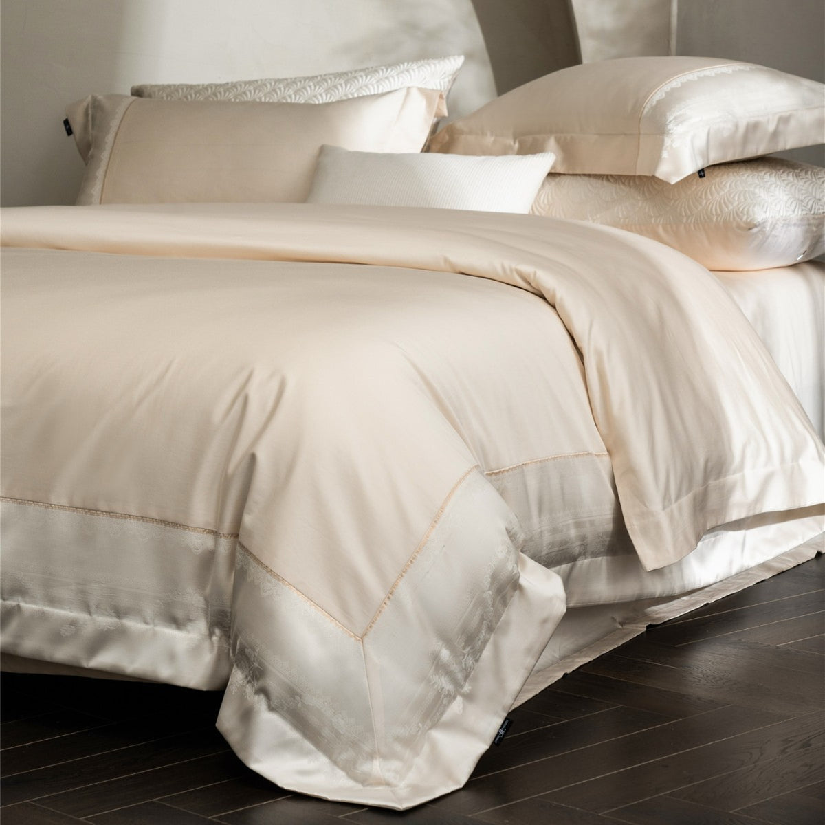 Luxuriöses Satins Bettbezug-Set mit Jacquardbordüre, gewelltem besticktem Saum und Euro-Kissenbezügen