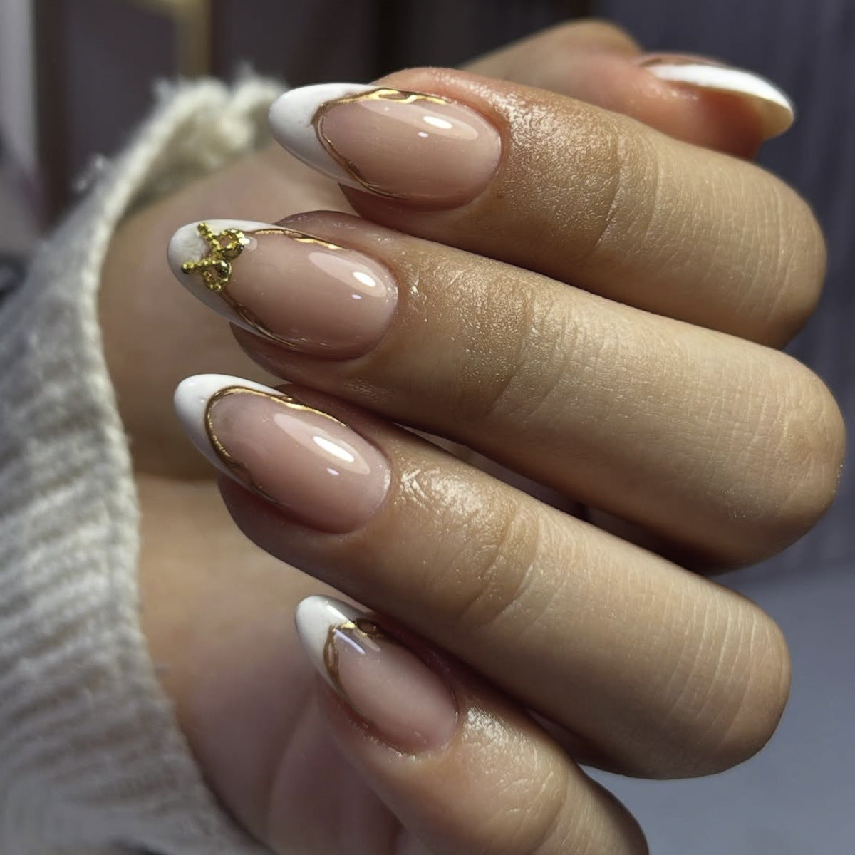 Elegante French Tip Nagelverlängerungen mit goldenen Akzenten Brehn