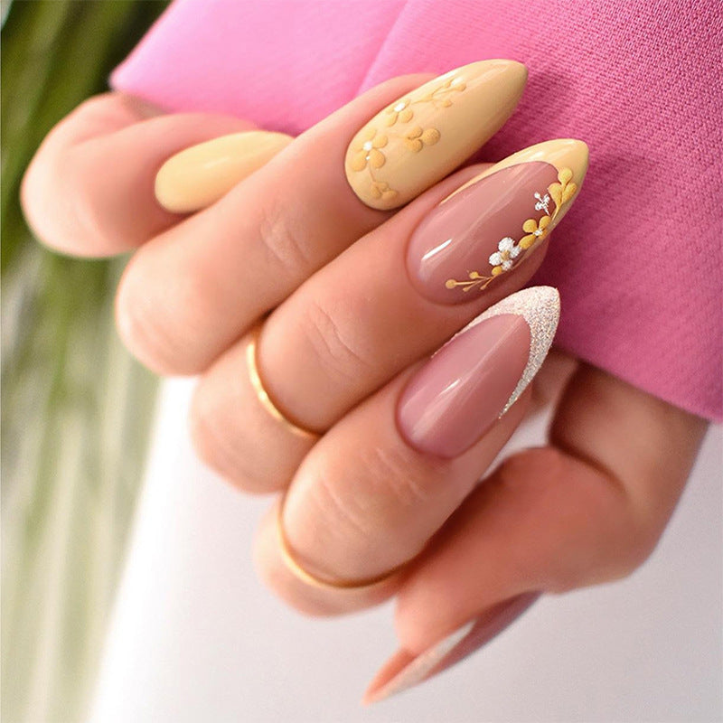 Premium Künstlerische Press-On Nagelset mit Blumen- und Edelsteinakzenten Brehn