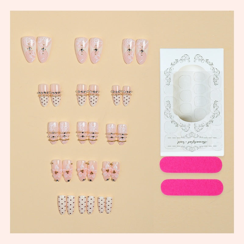Kreatives Kunstnagelset mit eleganten Verzierungen Brehn