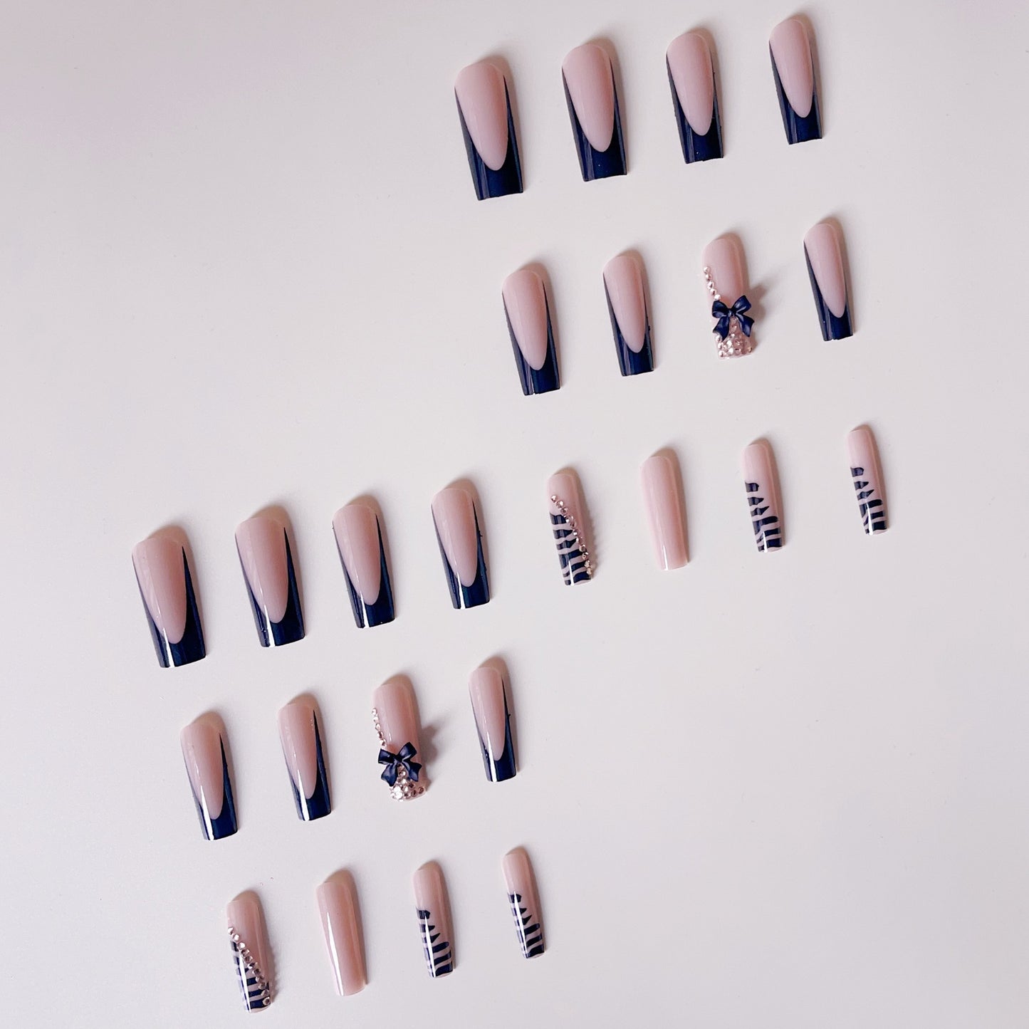 Kunstnagelset mit eleganten Spitzen und glamourösen Akzenten Brehn