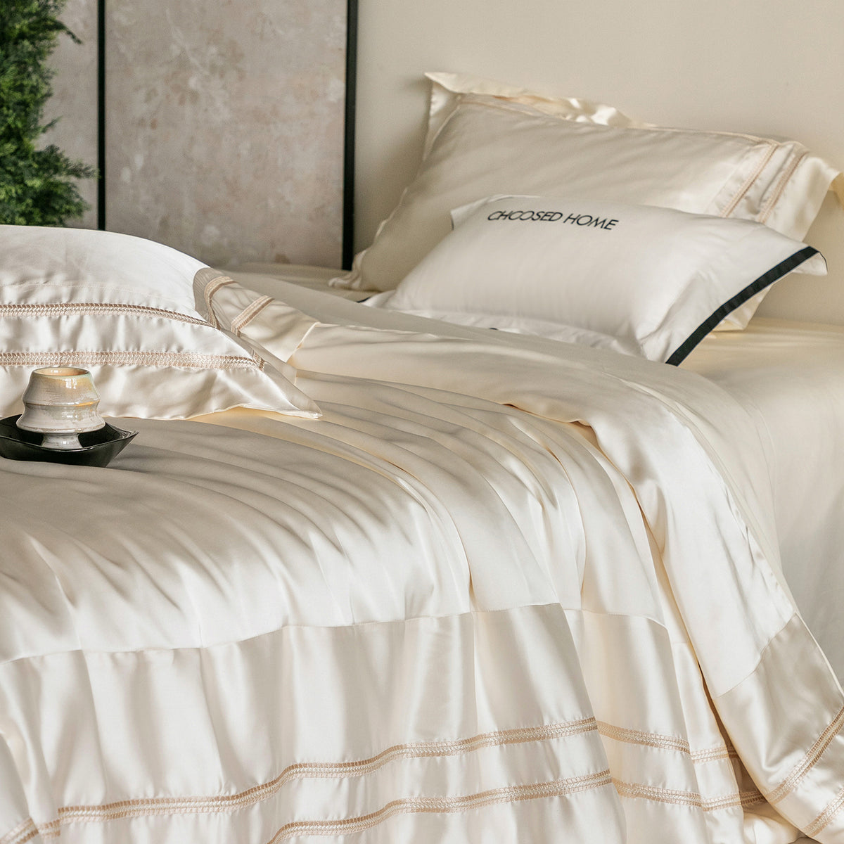 Luxuriöses Satin-Bettwäsche-Set mit Zierborten und seidig-glattem Griff