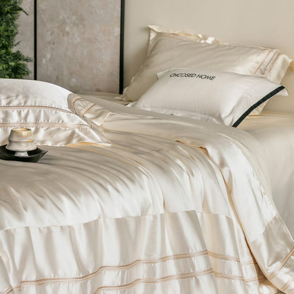 Luxuriöses Satin-Bettwäsche-Set mit Zierborten und seidig-glattem Griff