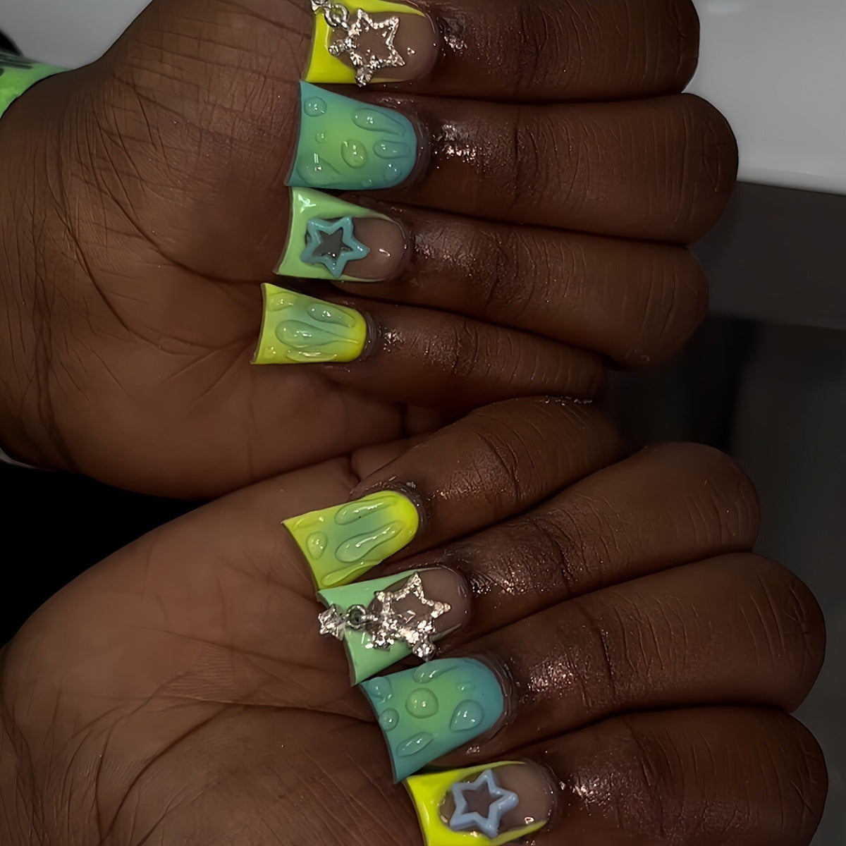 Kreatives Press-On Nagelkunstset mit Stern- und Tropfdesign Brehn
