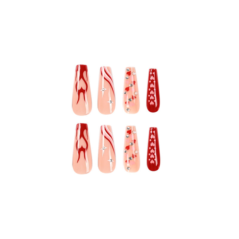 Kunstvolle Nagelkunst mit Herzen und Glitzerakzenten Brehn