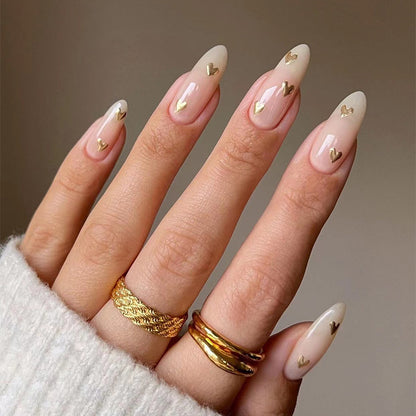 Kunstvolle Nagelkunst mit goldenen Herzakzenten Brehn
