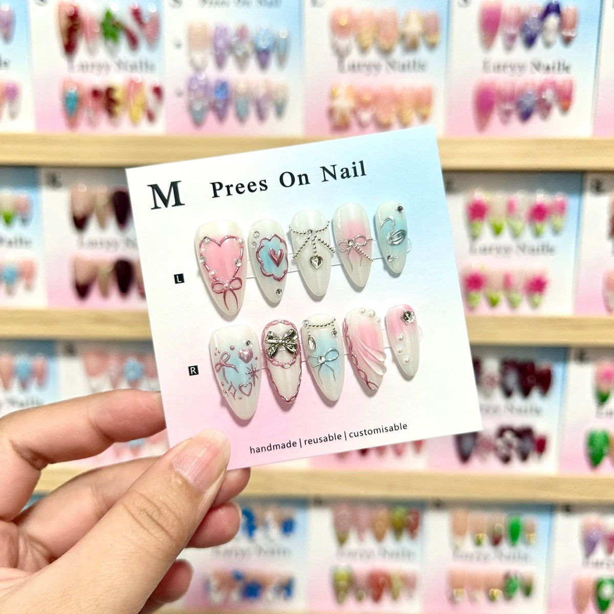 Künstlerisches Press-On Nail Art Set mit Herz- und Schleifenmotiven
