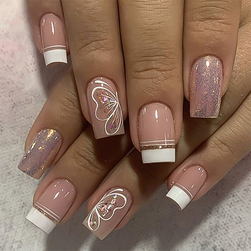Kunstvolle Nagelkunst mit zartem Schmetterlingsmotiv Brehn