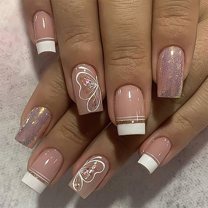 Kunstvolle Nagelkunst mit zartem Schmetterlingsmotiv Brehn