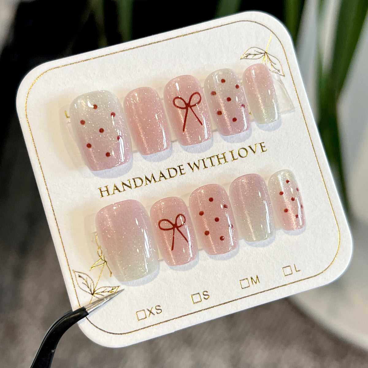 Künstliche Nagelkunst mit niedlichen Schleifen-Design Brehn